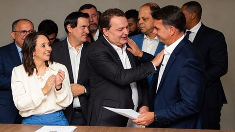 Max Russi Leva Carta de 18 Deputados de MT a Flávio Bolsonaro, e Presidenciável Exige Batalha Digital e Pontos de Apoio