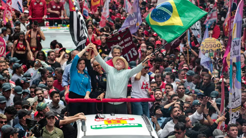 Sem Citar Flávio, Lula Afirma que Enfrenta 'Chefe de Quadrilha' e Crime Organizado nas Eleições