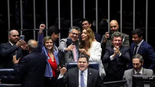 Senado Aprova Fim da Escala 6x1 em Votação Definitiva; Trunfo de Lula Depende de Ruas e Flávio Vota a Favor