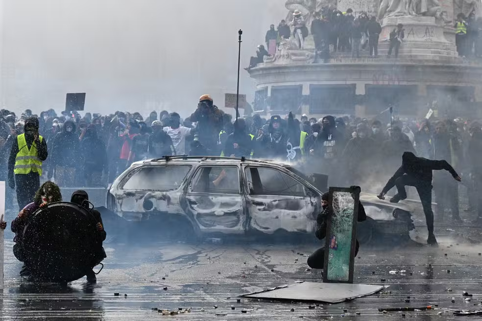 Protestos na França Deixam Mais de 1,8 Mil Presos e Prédios Históricos em Chamas; Atos por Custo de Vida se Alastram pelo Continente